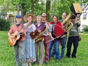 Die sieben Musiker in einem Garten